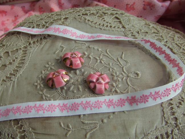 Adorable ruban en coton blanc tissé de fleurs et feuillage roses (11mm)