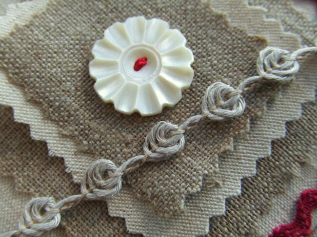 Joli ruban ficelle à petites fleurettes en lin naturel  (8mm)