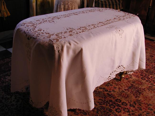 Somptuous banquet tablecloth with gorgeous Madeira embroidery