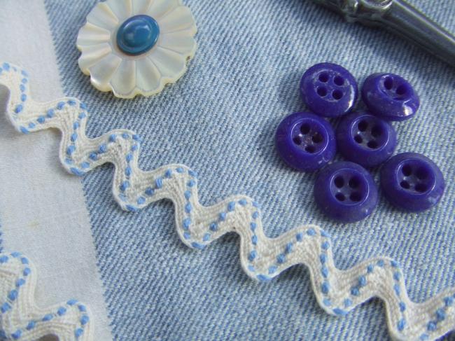Joli galon croquet en coton blanc souligné d'une couture bleue zig-zag(10mm)