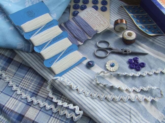 Joli galon croquet en coton blanc souligné d'une couture bleue zig-zag(10mm)
