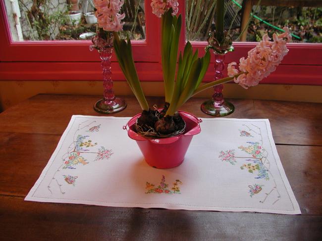 Deux très beaux dessus de buffet ou desserte richement brodés de fleurs d'été