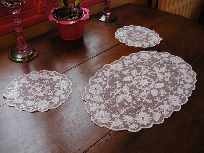 Très bel ensemble  de 3 pièces pour console, en tulle rebrodé de fleurs