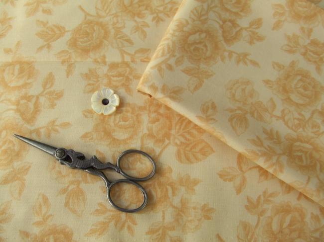 Coupon de coton imprimé fond jaune avec roses anciennes (Moda)