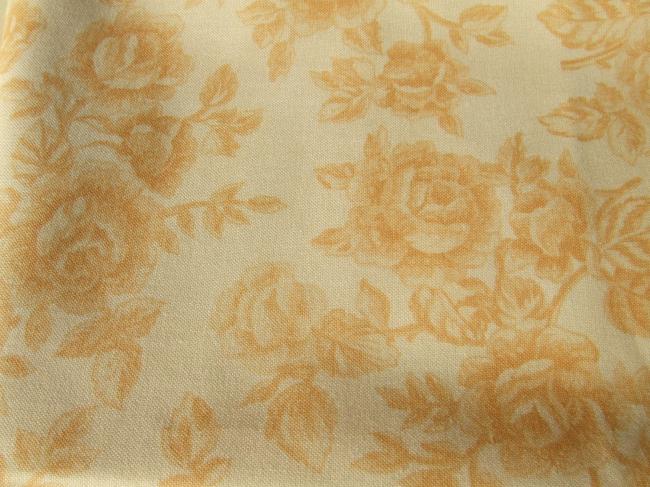 Coupon de coton imprimé fond jaune avec roses anciennes (Moda)