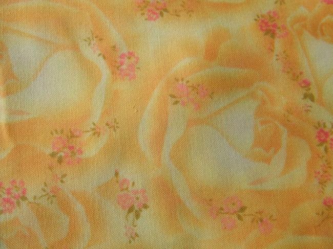Coupon de coton imprimé fond de roses jaunes avec petites fleurettes roses