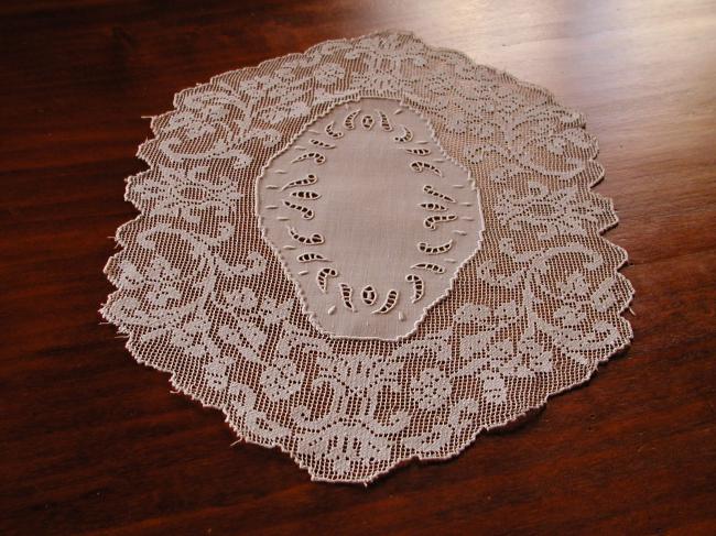 Wonderful oval table centre with Richelieu inserts & very fine filet lace edging