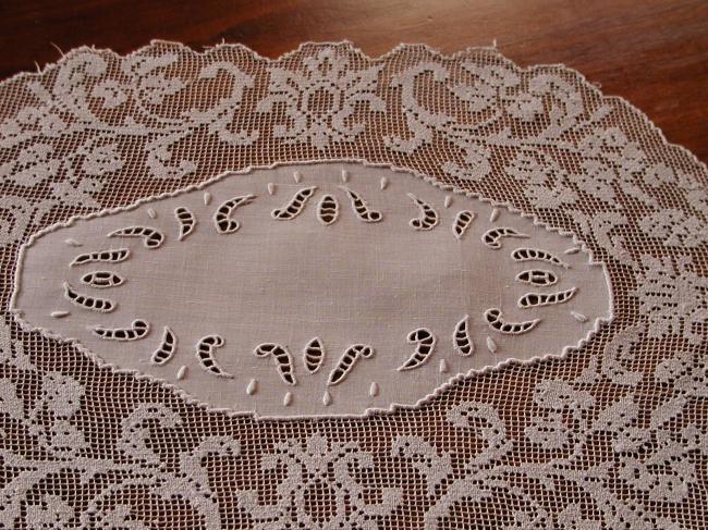Wonderful oval table centre with Richelieu inserts & very fine filet lace edging