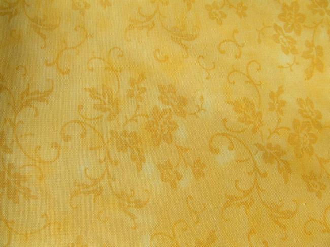 Coupon de coton imprimé fond jaune paille nuagé avec rinceaux de fleurs