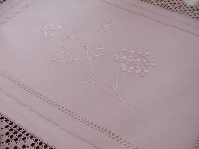Magnifique pochette à ranger la lingerie, richement brodée de fleurs 1900