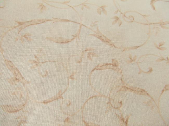 Coupon de coton à fond beige rosée, volutes de fleurs couleur chanvre