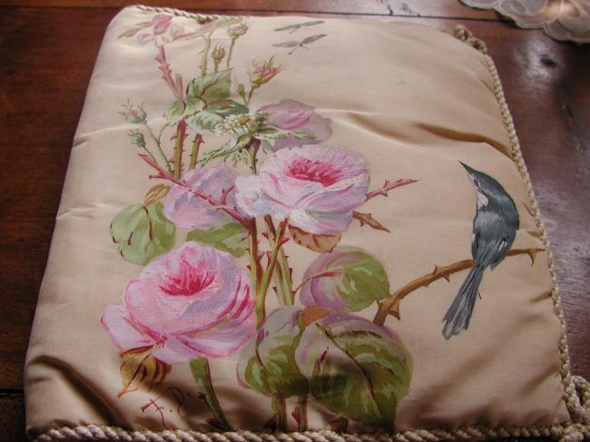 Superbe protége livre en soie avec une somptueuse peinture de roses et oiseau