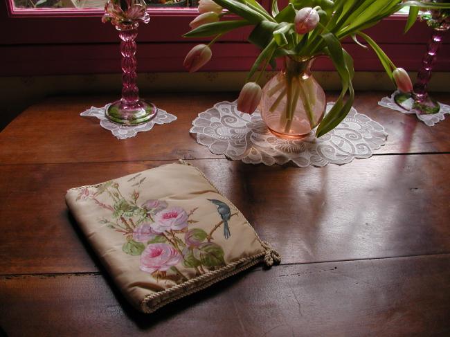 Superbe protége livre en soie avec une somptueuse peinture de roses et oiseau