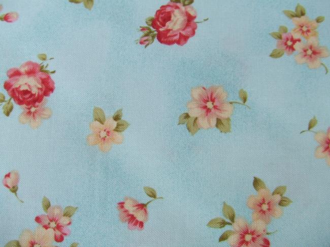 Coupon de coton à fond bleu nuagé, décor de petites roses et églantines
