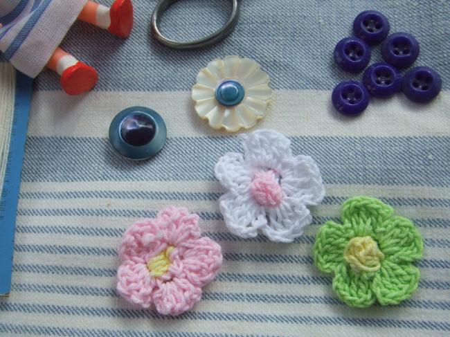 Jolie série de 3 petites fleurs en crochet, en coton aux couleurs acidulées