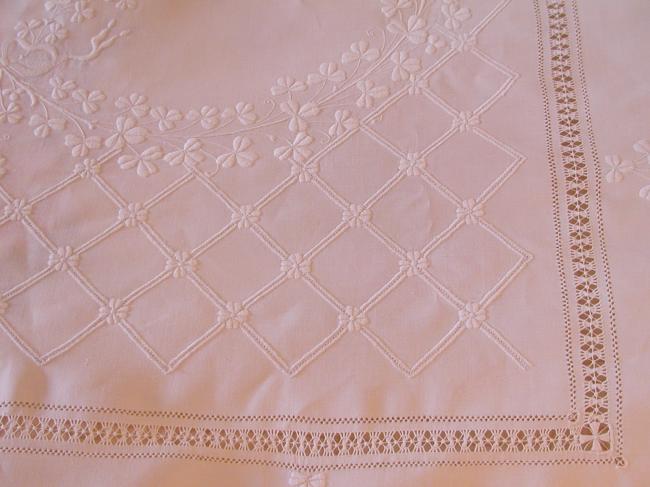 Exceptionnel couvre lit de mariés, brodès de guirlandes de tréfles 1900