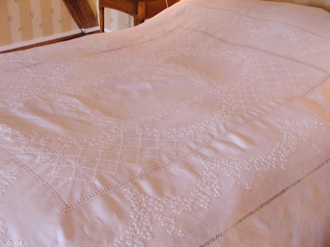 Exceptionnel couvre lit de mariés, brodès de guirlandes de tréfles 1900