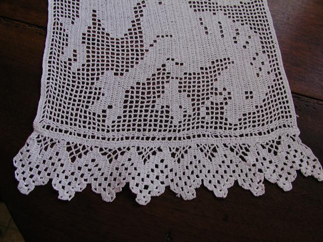 Wonderful handkerchief or stocking case with salamander crochet lace