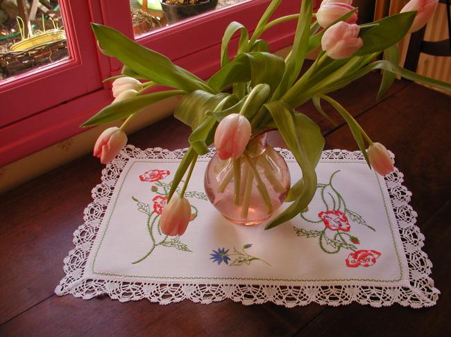 Such a breathtaking table centre with embroidered centaurée and poppies