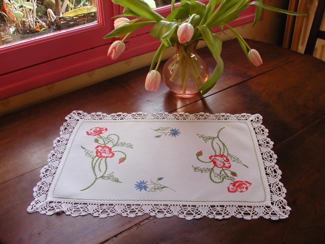 Such a breathtaking table centre with embroidered centaurée and poppies