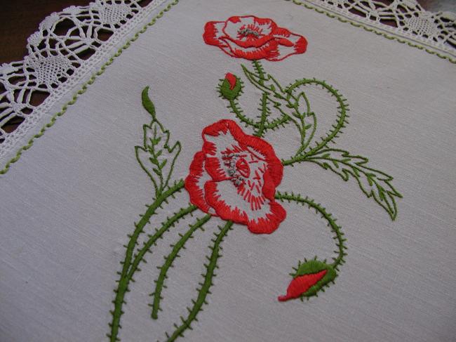 Such a breathtaking table centre with embroidered centaurée and poppies