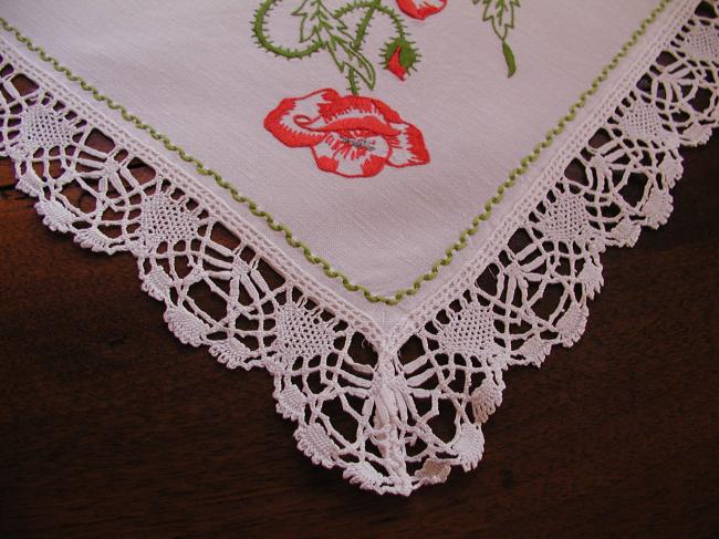 Such a breathtaking table centre with embroidered centaurée and poppies