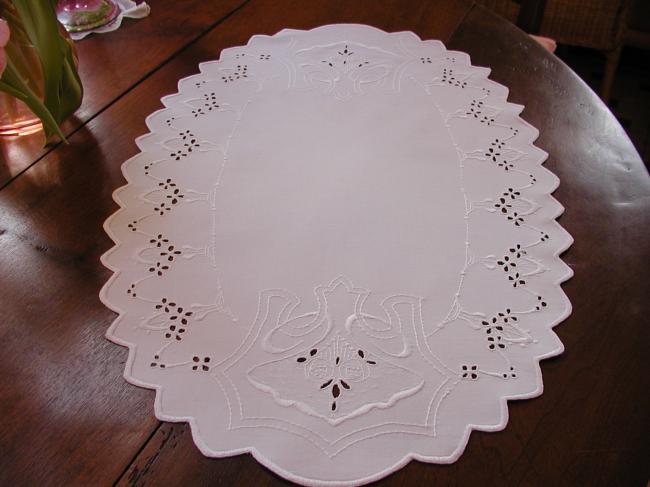 Magnificient oval  Art Nouveau table centre in silk with gorgeous embroidery