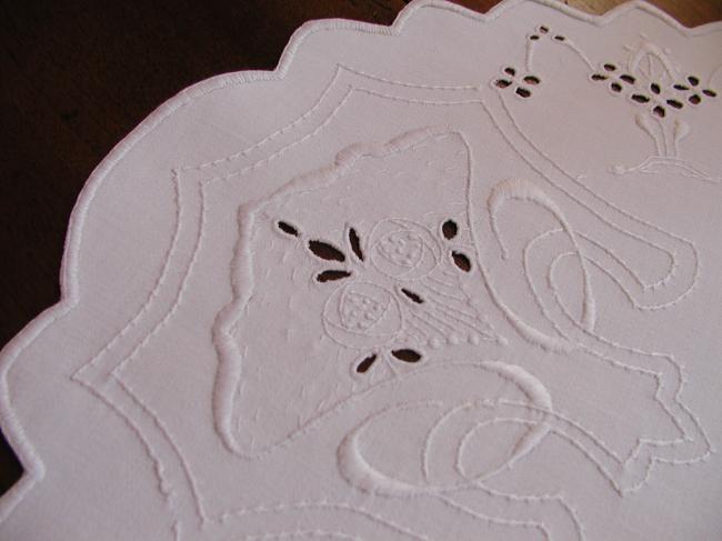 Magnificient oval  Art Nouveau table centre in silk with gorgeous embroidery