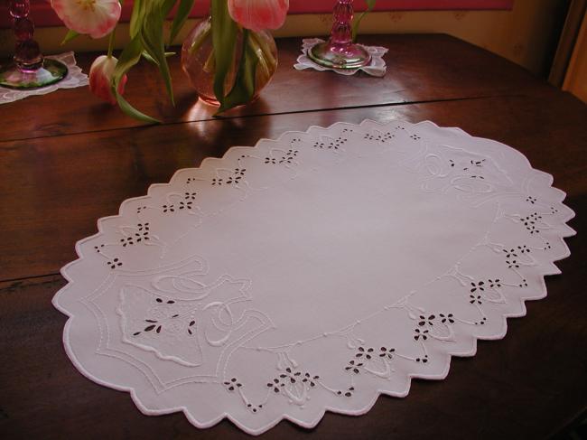 Magnificient oval  Art Nouveau table centre in silk with gorgeous embroidery