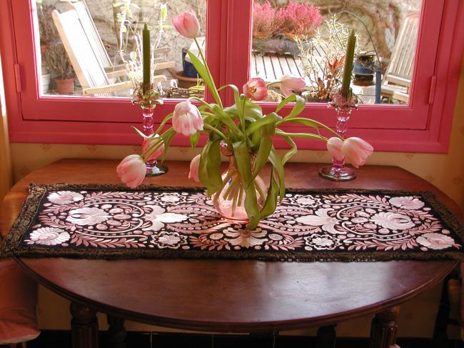 Pièce exceptionnelle que ce chemin de table brodé de soie Art Nouveau