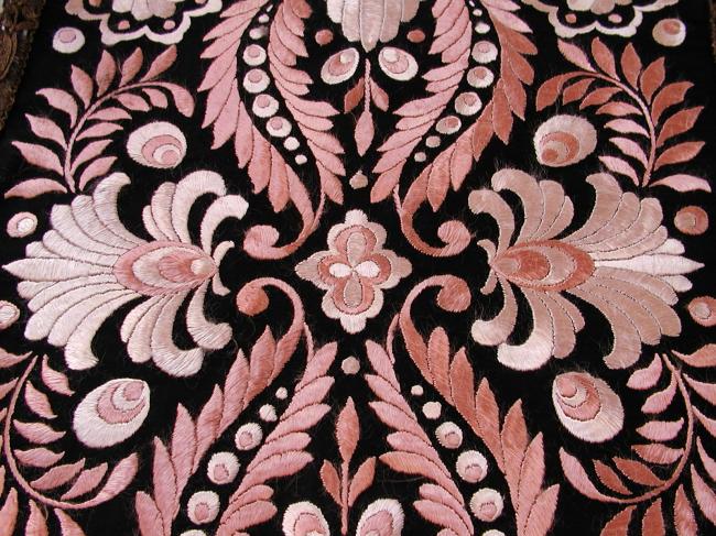 Just Breathtaking Art Nouveau rich embroidery table runner
