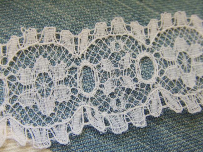 Jolie dentelle d'entre-deux  festonnée de Calais, largeur 30mm