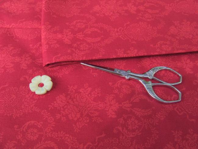 Coupon de coton à fond rouge avec impression de bouquets de fleurs et acanthe