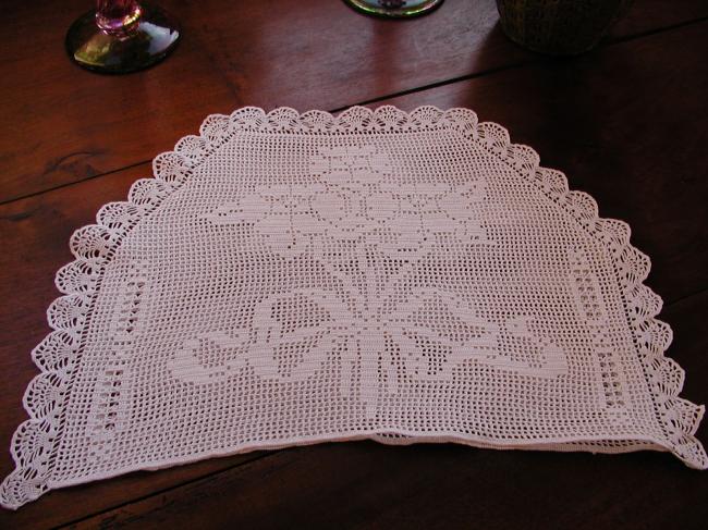 So charming tea cosy in crochet lace