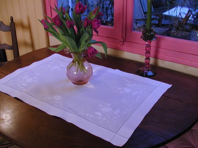 Fabulous table runner with daysies and butterfly, monogram L
