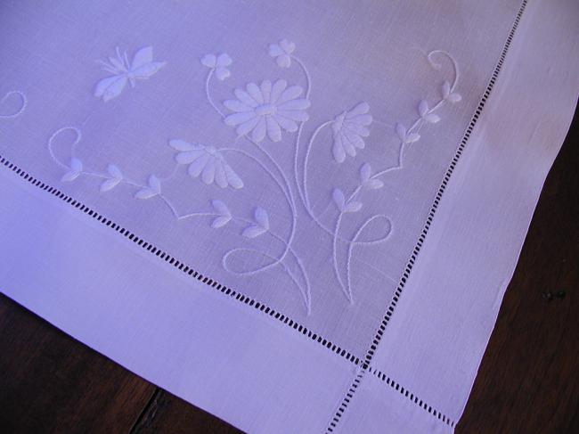 Fabulous table runner with daysies and butterfly, monogram L