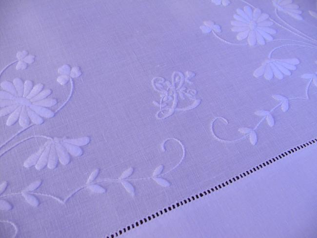 Fabulous table runner with daysies and butterfly, monogram L