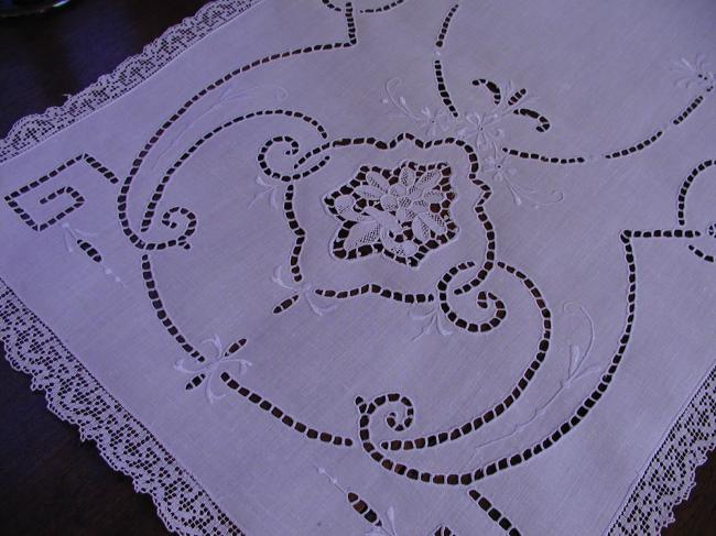 Absolutely gorgeous Richelieu, filet and Venezia lace table runner