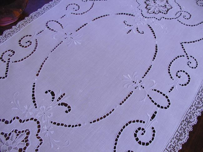 Absolutely gorgeous Richelieu, filet and Venezia lace table runner