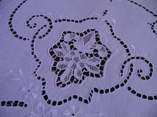 Absolutely gorgeous Richelieu, filet and Venezia lace table runner