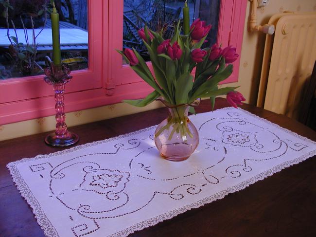 Absolutely gorgeous Richelieu, filet and Venezia lace table runner