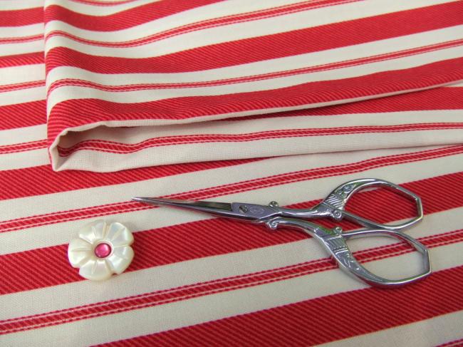 Coupon de coton à fond écru avec liteaux rouges striés deux tons