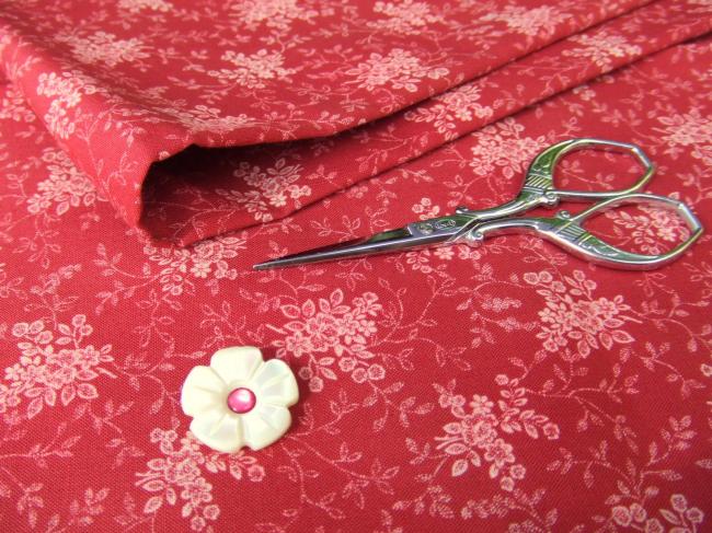 Coupon de coton à fond grenat avec petites fleurs style Liberty