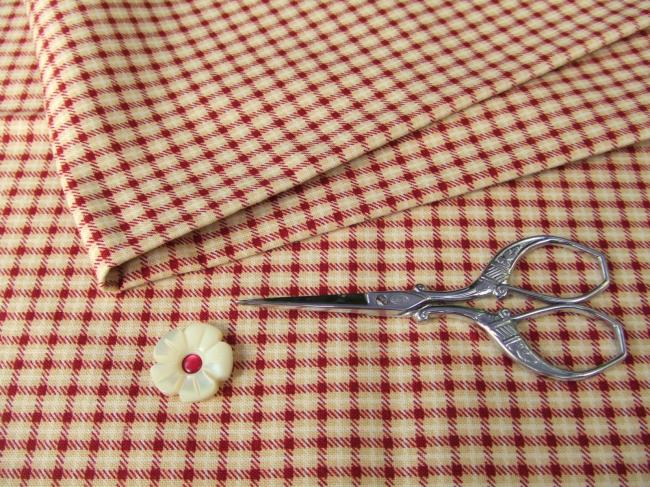 Coupon de coton à fond écru et beige avec impression Vichy couleur grenat