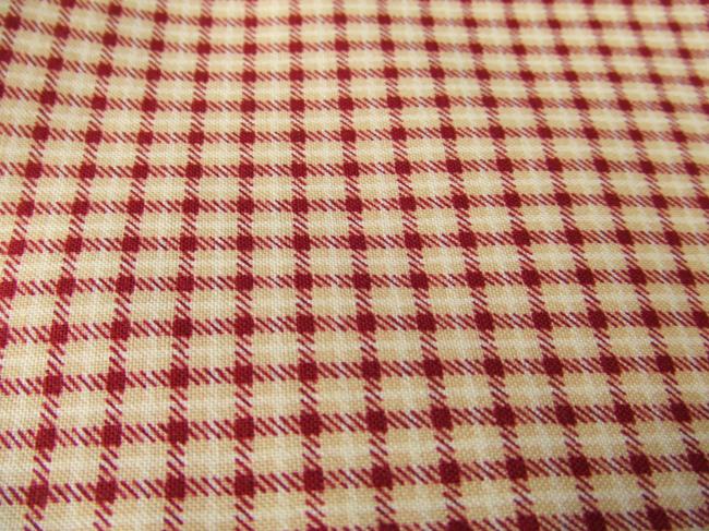Coupon de coton à fond écru et beige avec impression Vichy couleur grenat
