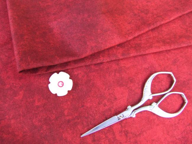 Coupon de coton à fond rouge grenat avec impression de nuages