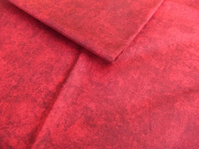 Coupon de coton à fond rouge grenat avec impression de nuages