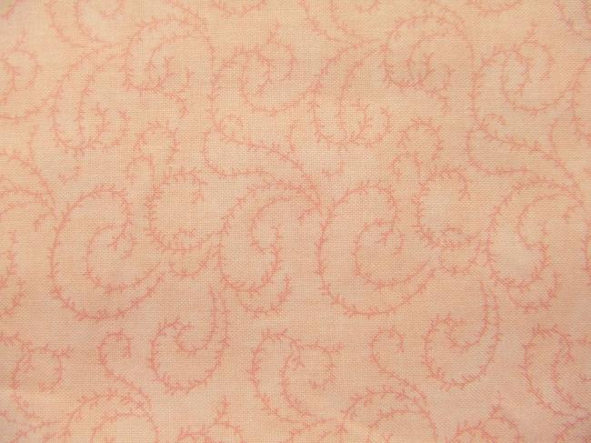 Coupon de coton à fond pêche très pâle nuagé avec impression de volutes (Moda)