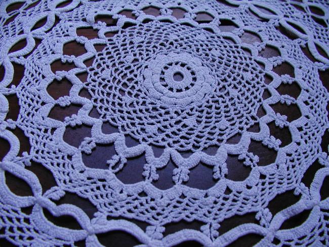 Superbe centre de table rond en dentelle de crochet