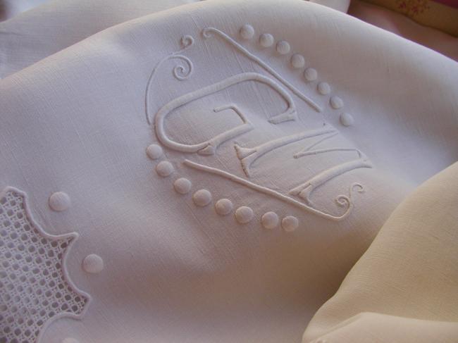 Magnifique drap brodé de grands motifs ajourés et monogramme GM